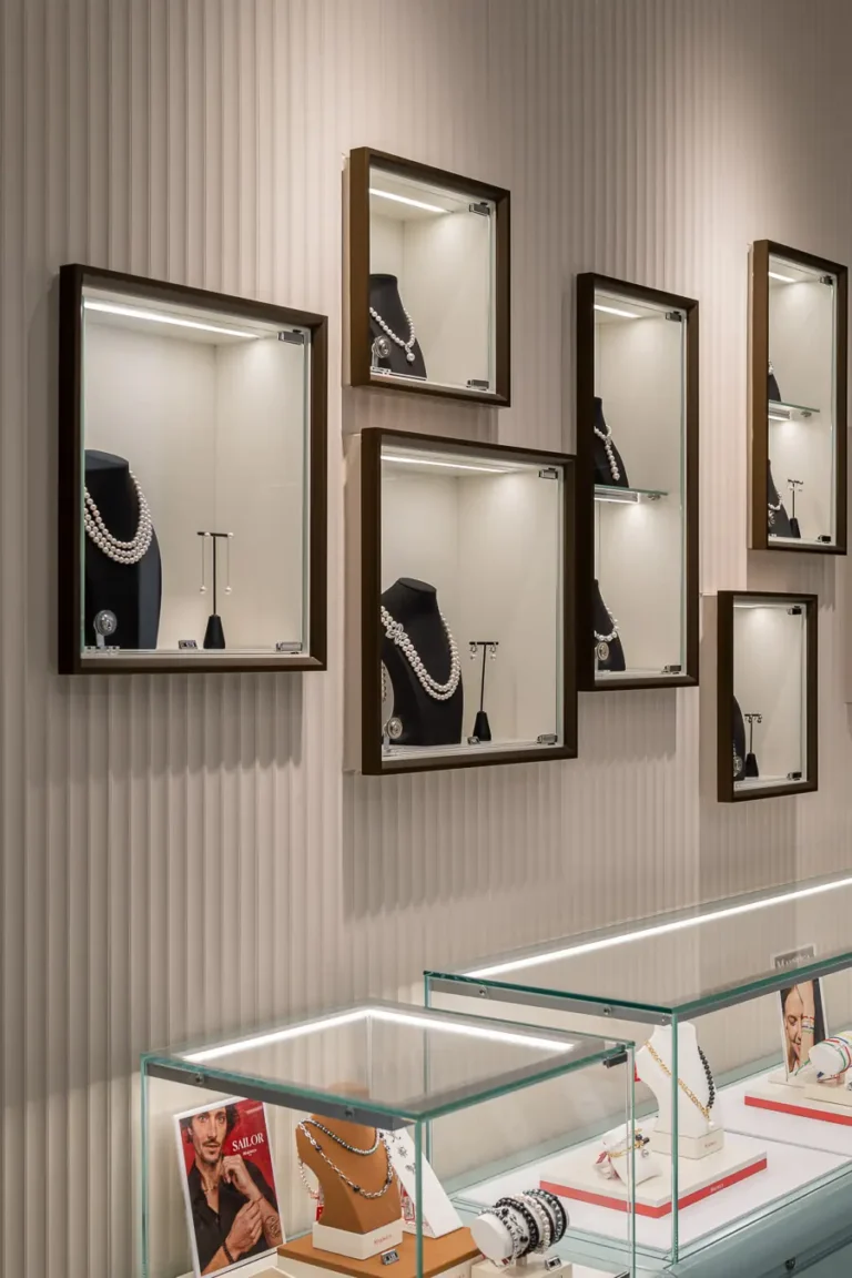 exhibicion de joyas en vitrinas de pared con iluminacion