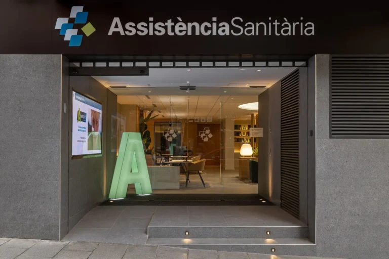 fachada de clinica moderna con logo y acceso iluminado