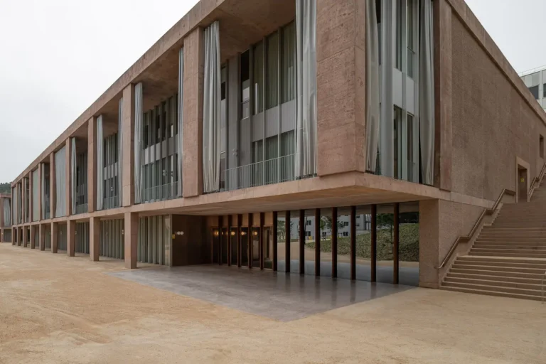 fachada edificio institucional hormigon escalera exterior