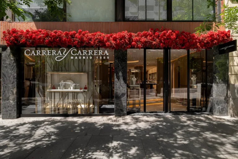 fachada joyeria carrera y carrera madrid decoracion floral roja