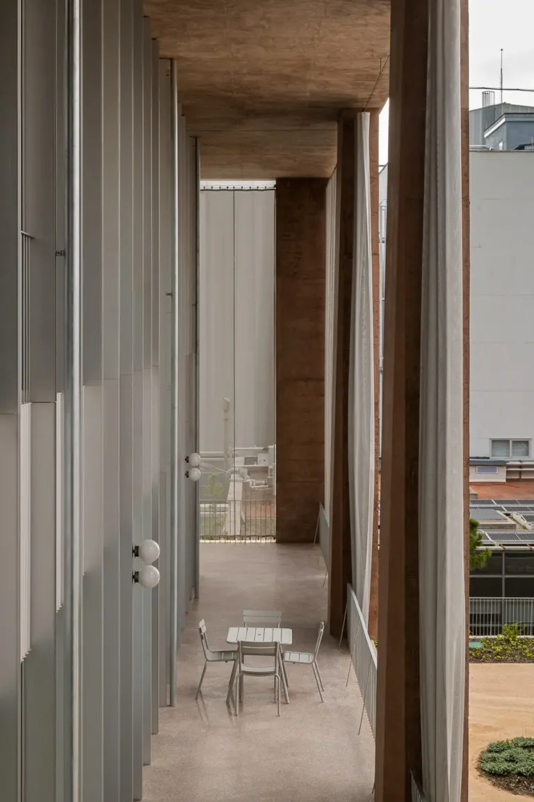 galeria exterior columnas hormigon cortinas blancas