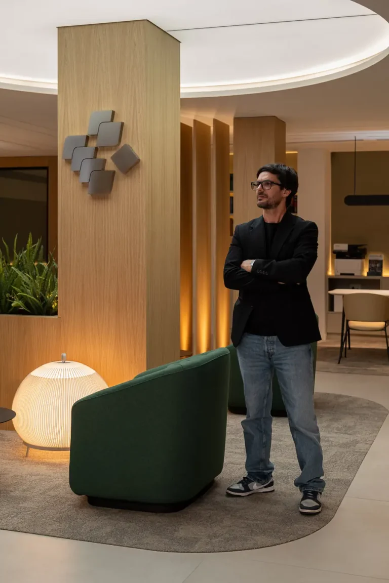 interior con paneles de madera y sillon verde en espacio moderno
