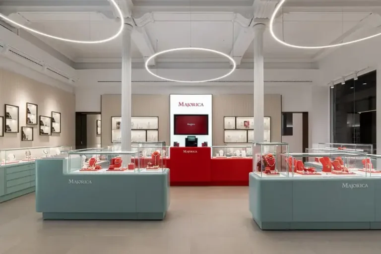 interior de joyeria con mostradores y diseno moderno