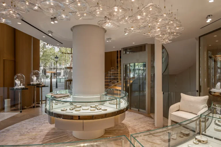 interior tienda joyas con escalera iluminada