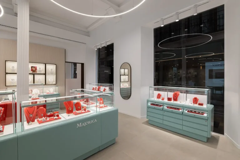 joyeria interior vitrinas iluminadas diseno moderno noche