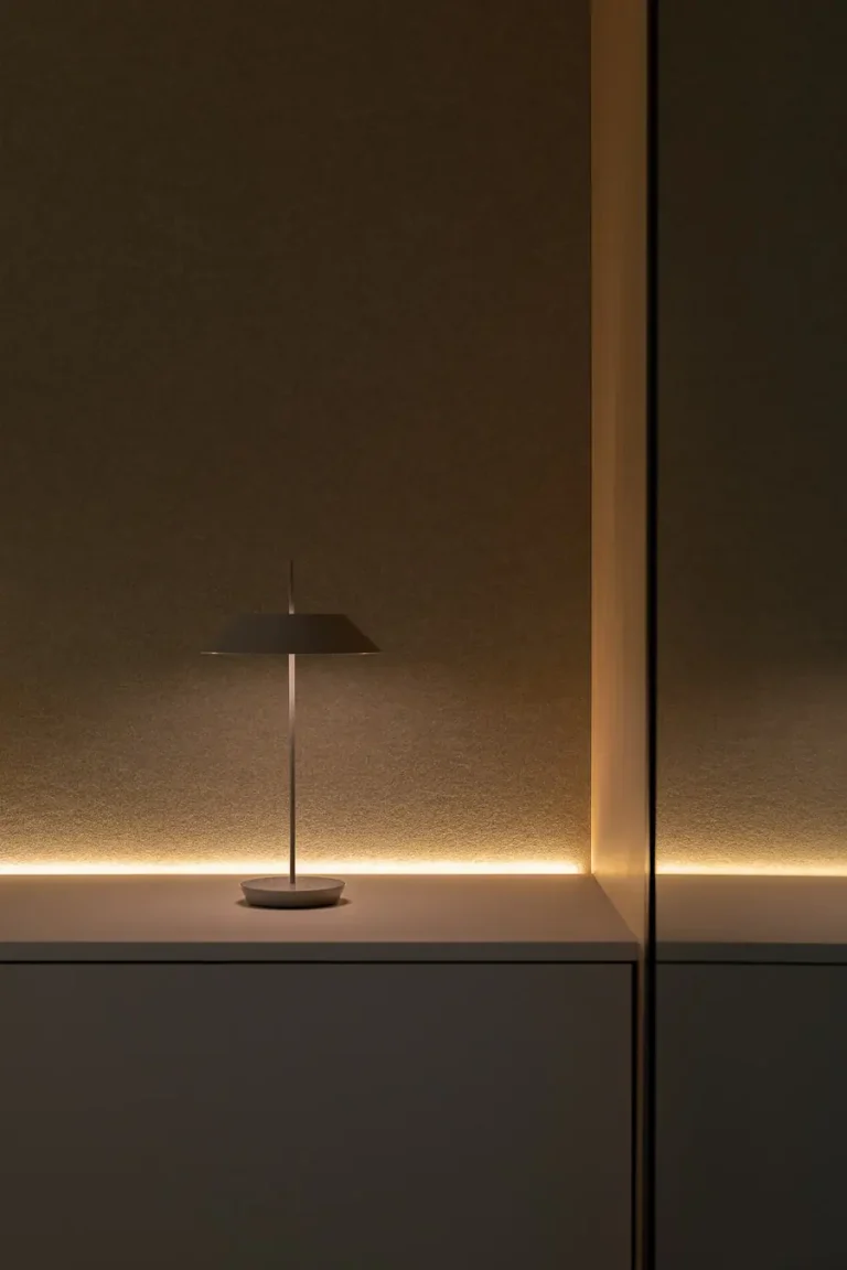 lampara de mesa minimalista con iluminacion calida y pared texturizada