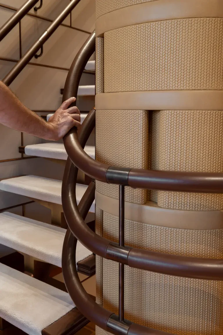 mano sujeta barandilla escalera caracol diseno lujo