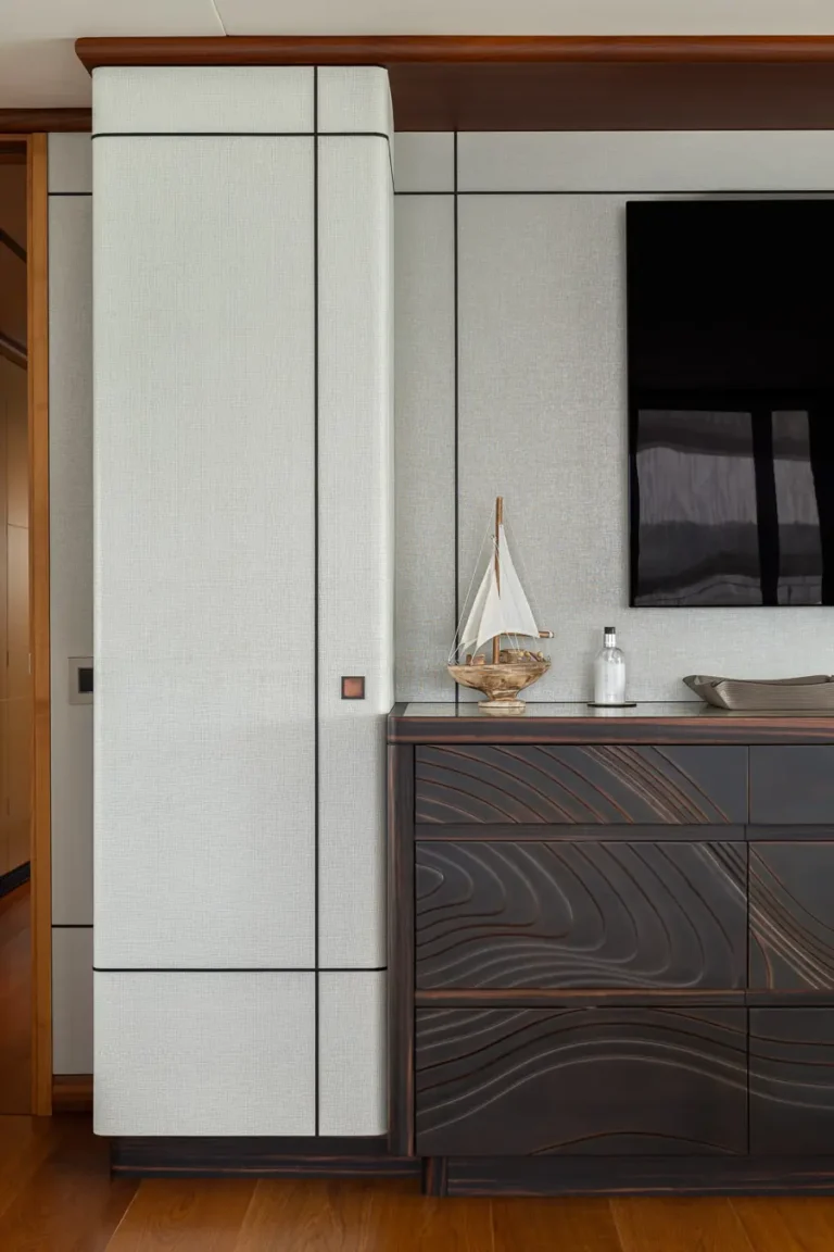 mueble madera oscura con textura ondulada y tv montado