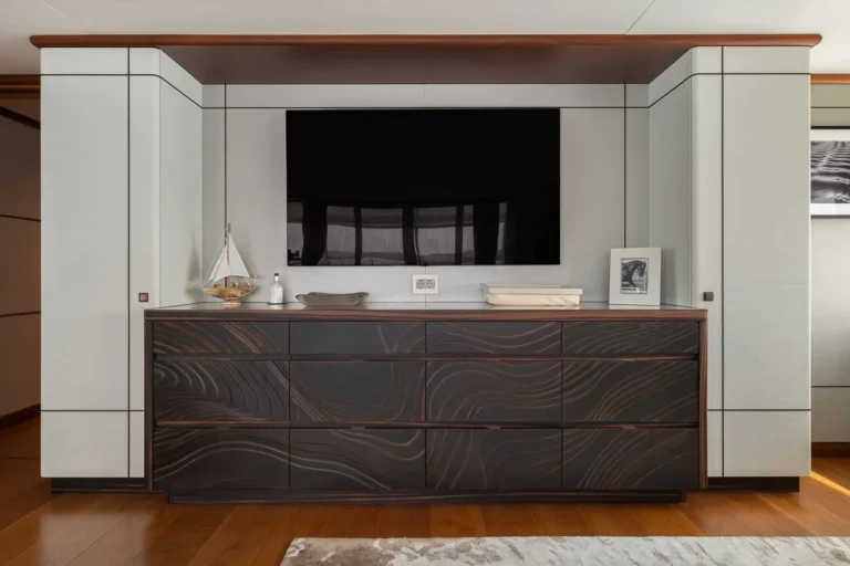mueble moderno con paneles claros y comoda de madera oscura