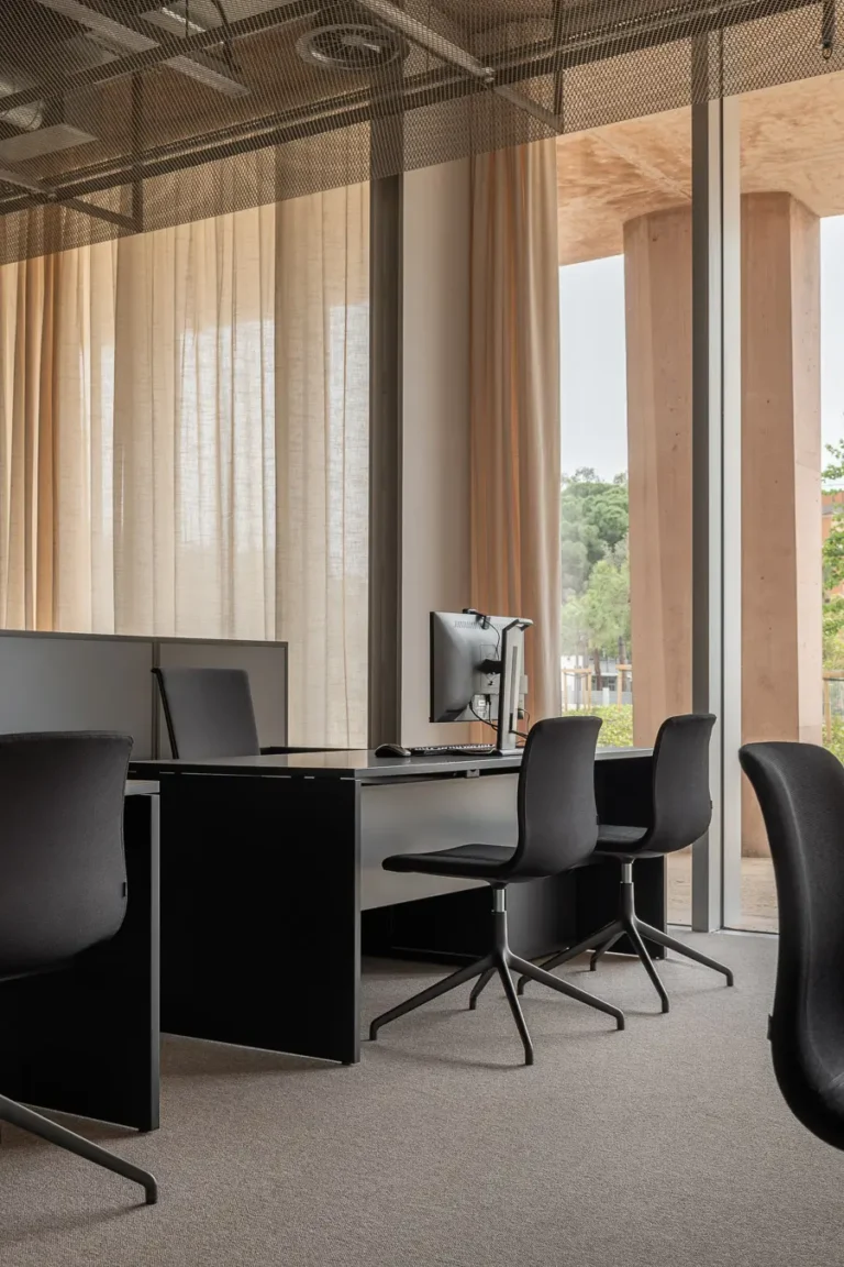 oficina luminosa puestos trabajo ventanales cortinas