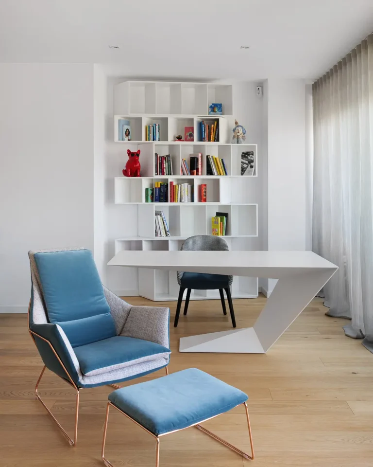 oficina moderna estanteria blanca silla azul