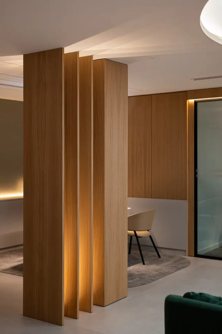 paneles de madera verticales con iluminacion integrada en interior moderno