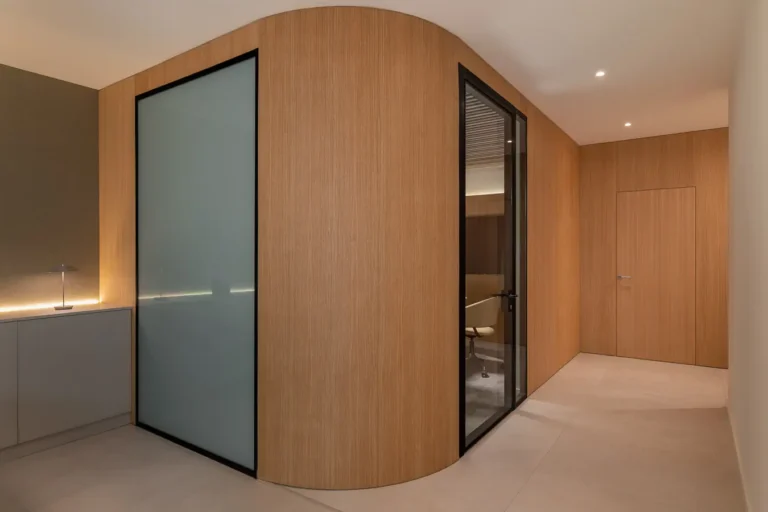 pasillo con puertas de madera y paneles de vidrio esmerilado