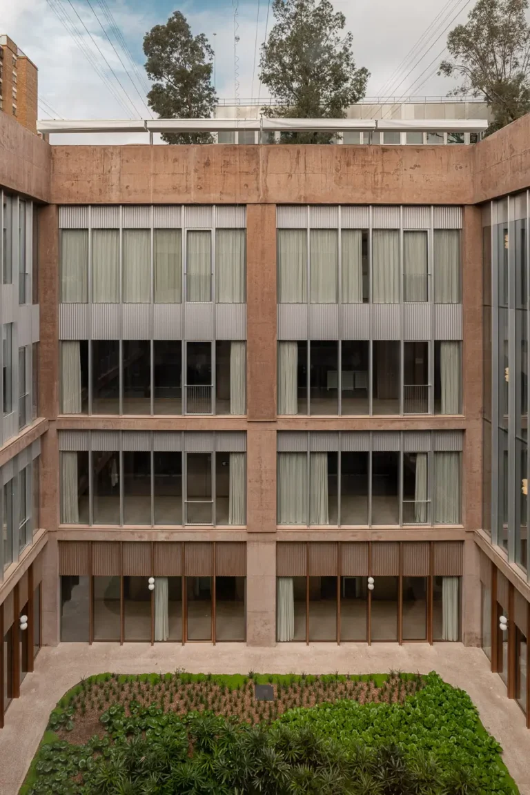 patio interior edificio oficinas fachada hormigon ventanales