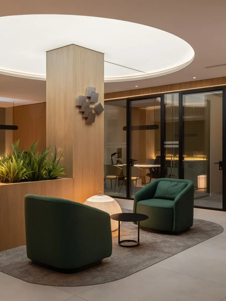 recepcion moderna con iluminacion ambiental y madera clara