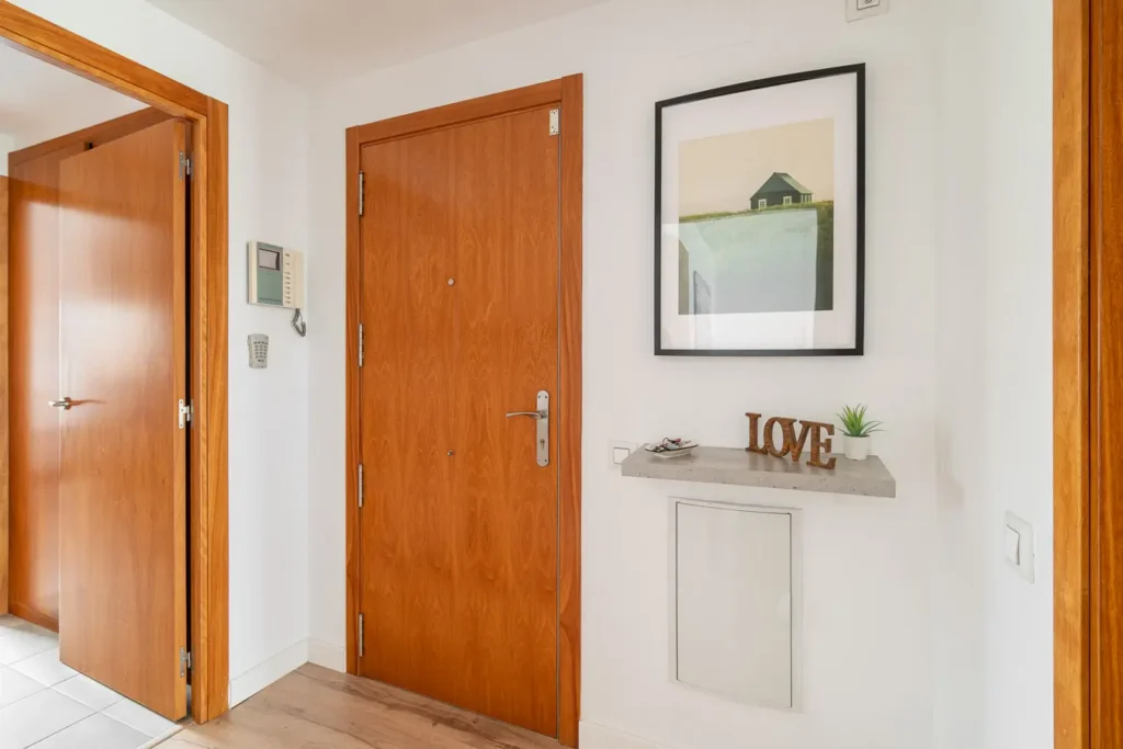 recibidor moderno puerta madera consola decorativa cuadro pared