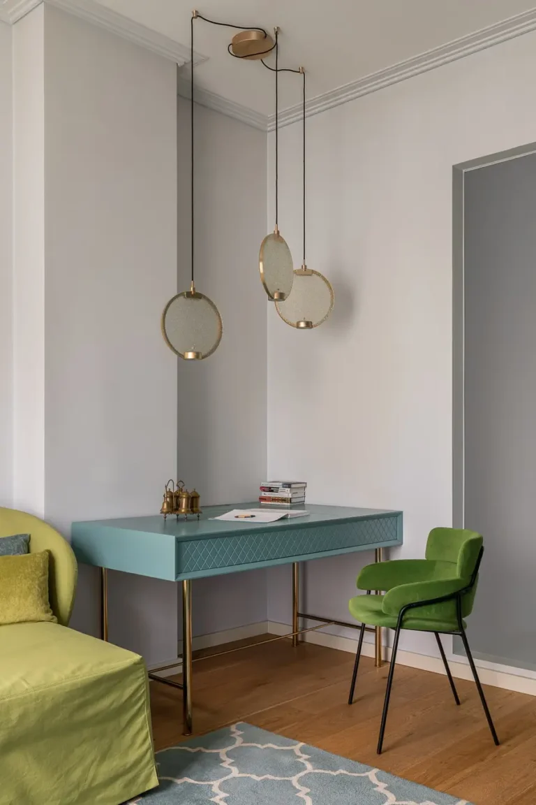 rincón de escritorio moderno con lámparas colgantes y silla verde