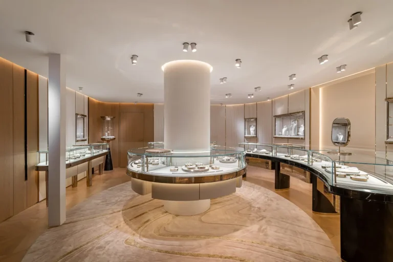 sala central joyeria con mostrador circular y columna