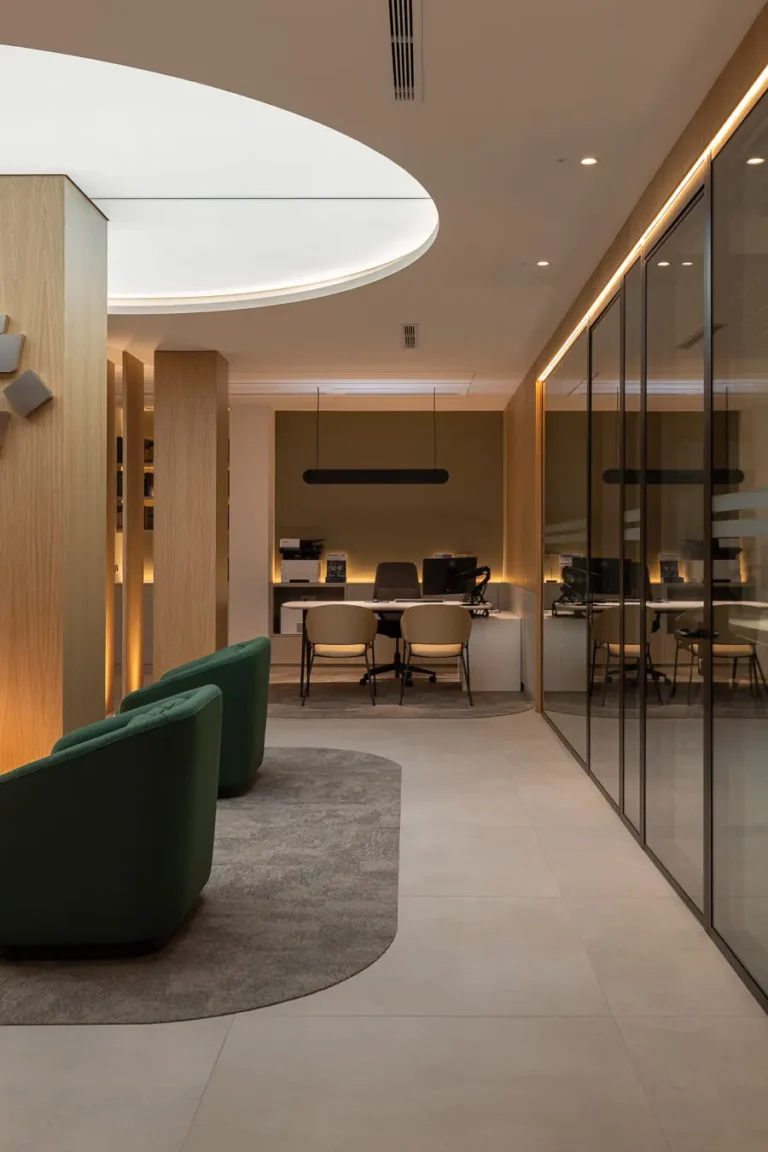 sala de espera elegante con muebles contemporaneos y luz calida