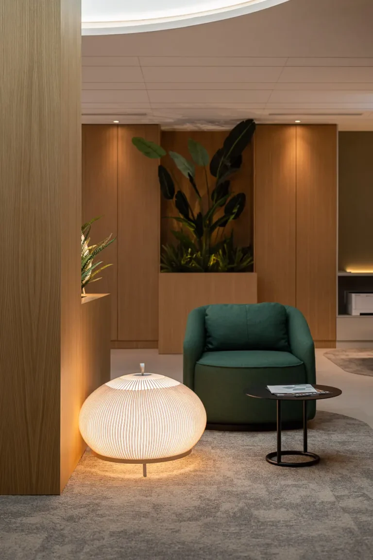 sala de estar moderna con sillon verde y lampara de diseno