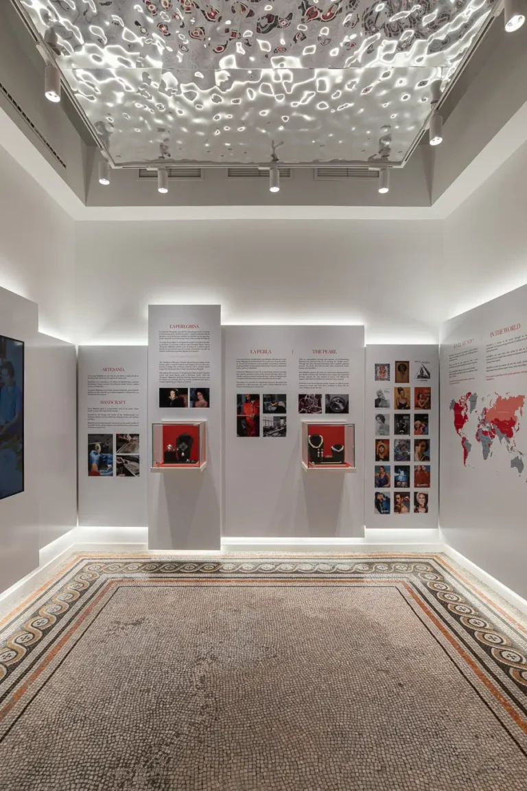 sala de exposicion de perlas con mosaico en el suelo
