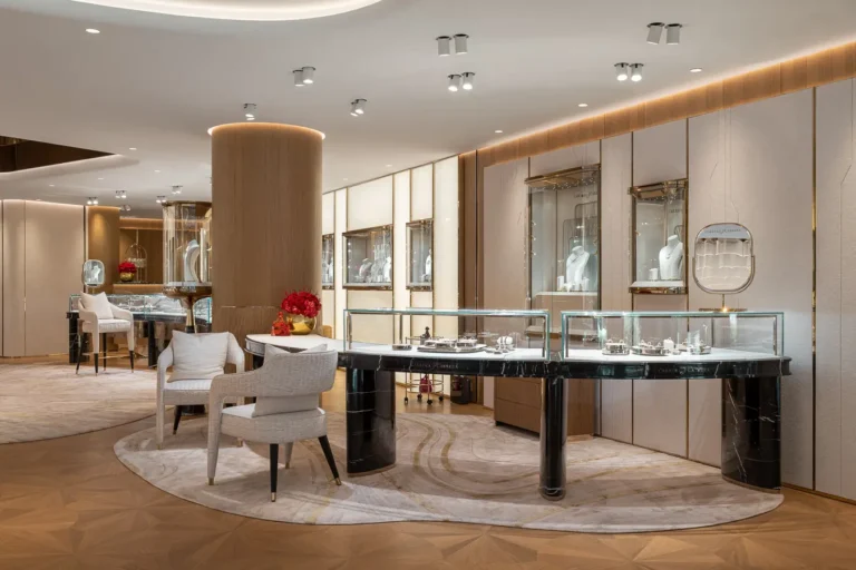 sala exposicion joyas lujo mobiliario elegante madera
