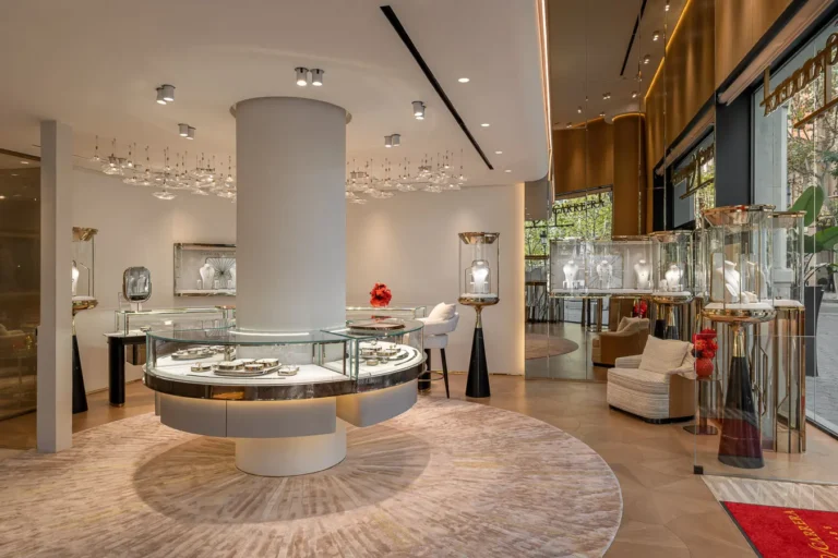 sala principal joyeria carrera y carrera con vitrinas circulares