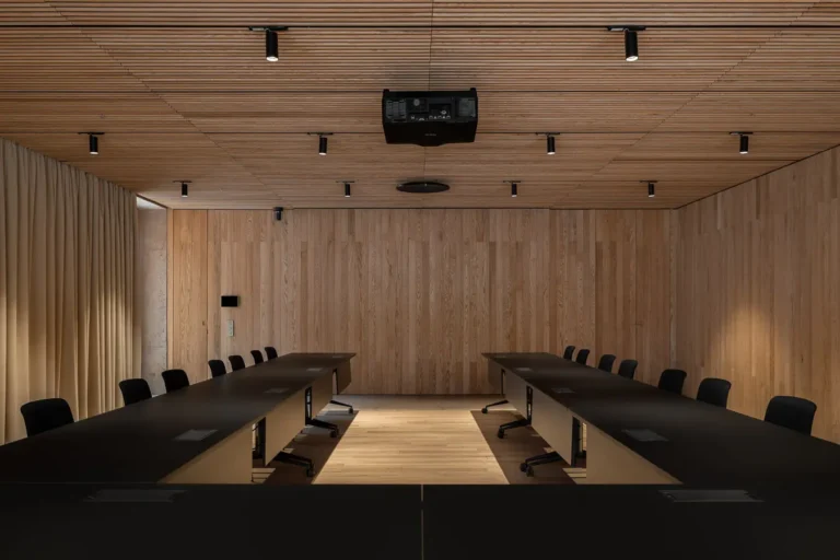 sala reuniones grande mesas modulares vista jardin