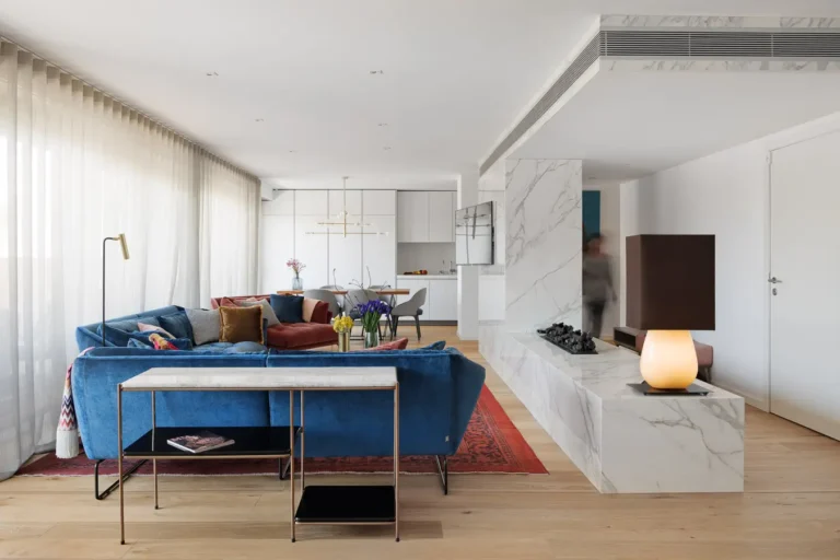 salon abierto sofas azules chimenea marmol