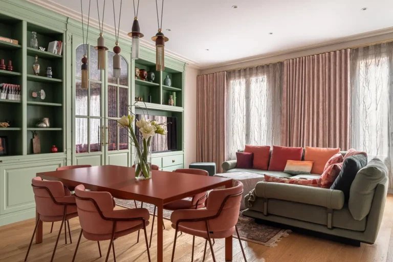 salón luminoso con sofá verde y mesa de comedor contemporánea