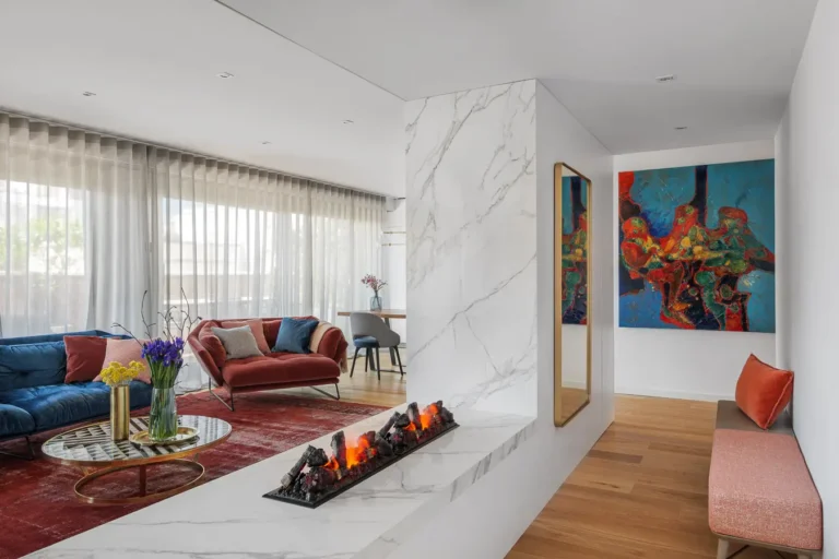 salon moderno chimenea central sofa rojo
