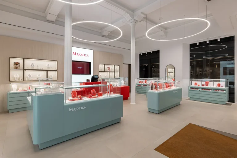 tienda de joyeria moderna con vitrinas y exhibicion de perlas