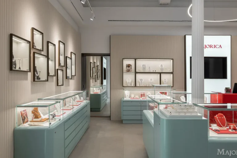 tienda joyeria interior vitrinas cristal diseno contemporaneo