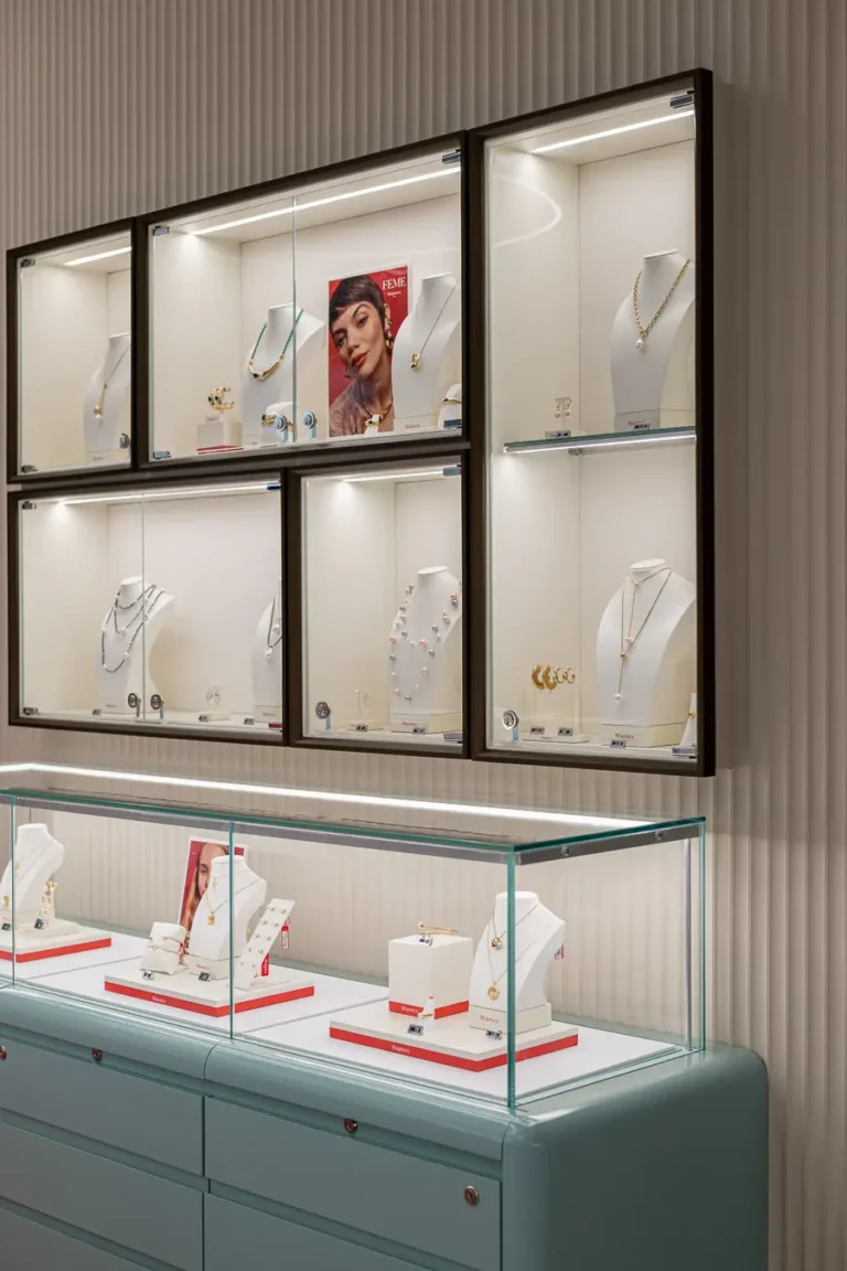 vitrina de joyeria con collares y accesorios elegantes