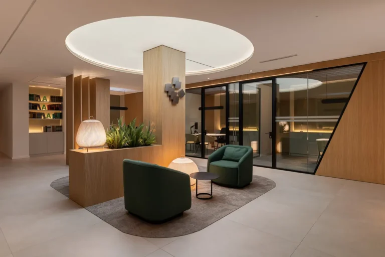 zona de espera con sillones verdes y lamparas de diseno