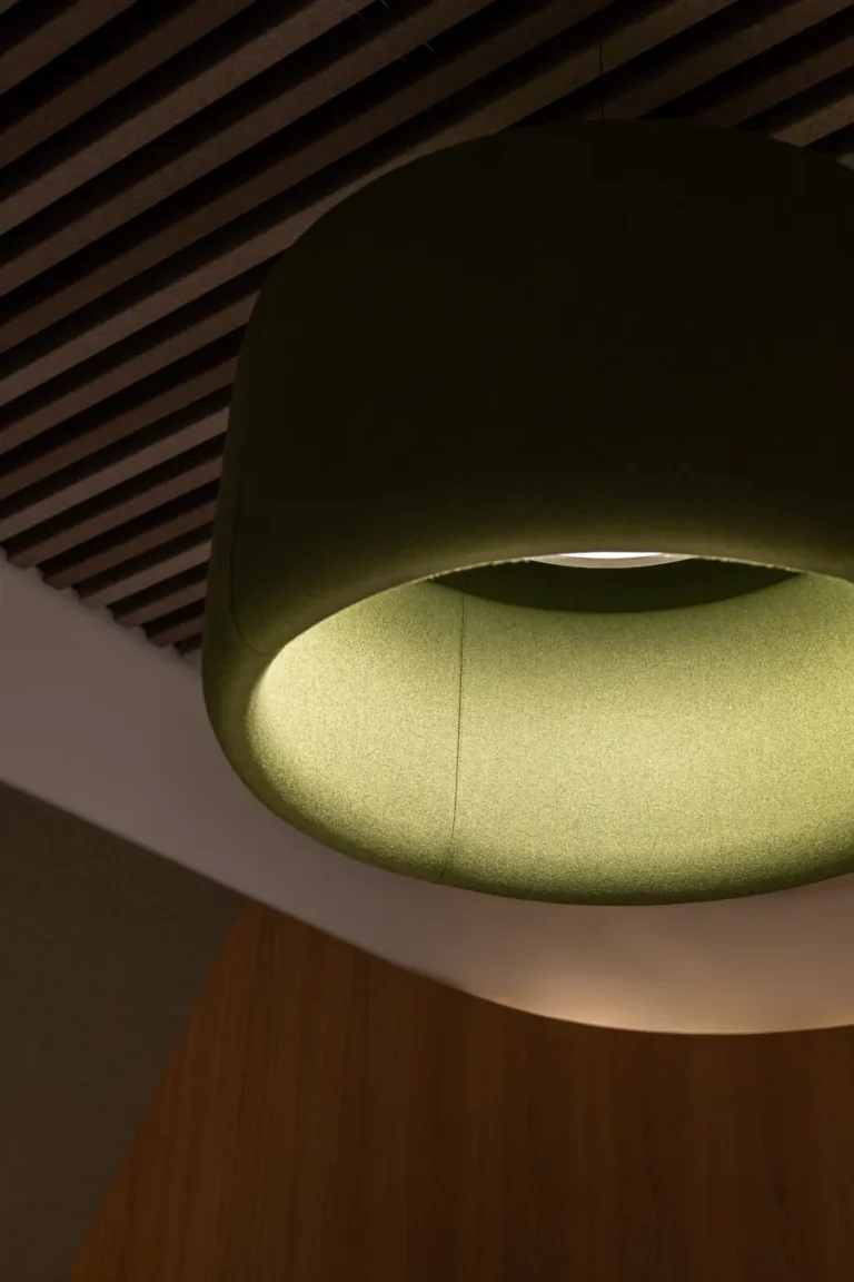 zona de recepcion con sillones verdes y diseno contemporaneo