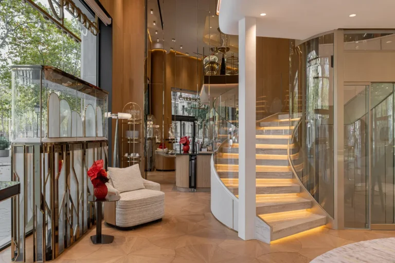 zona escalera curva iluminada tienda joyas