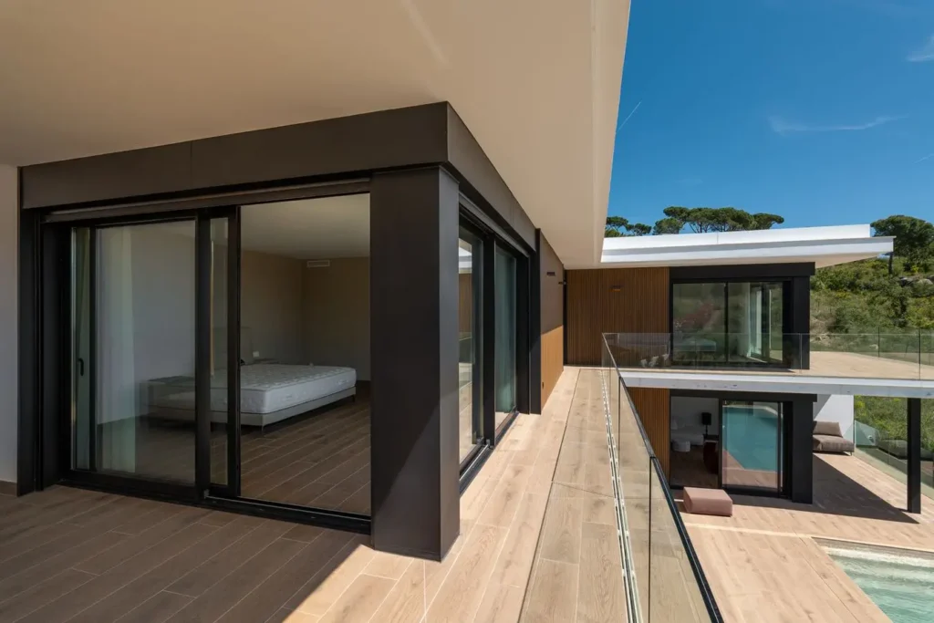 balcon moderno con barandilla de cristal