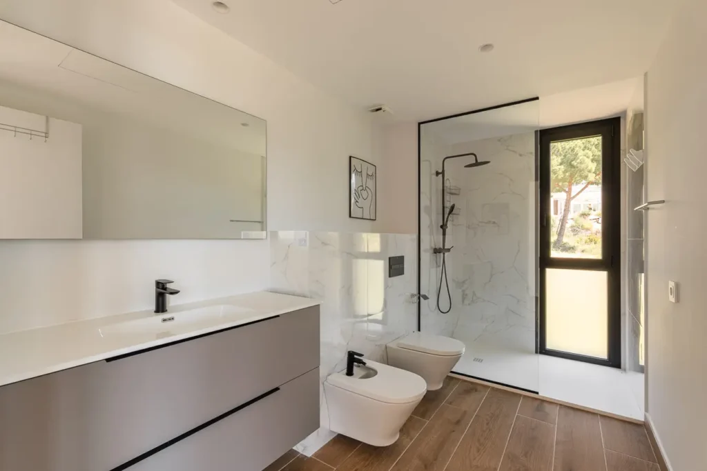 bano moderno con ducha y acabados marmolados