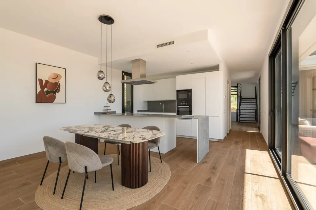 comedor y cocina de diseno con iluminacion colgante