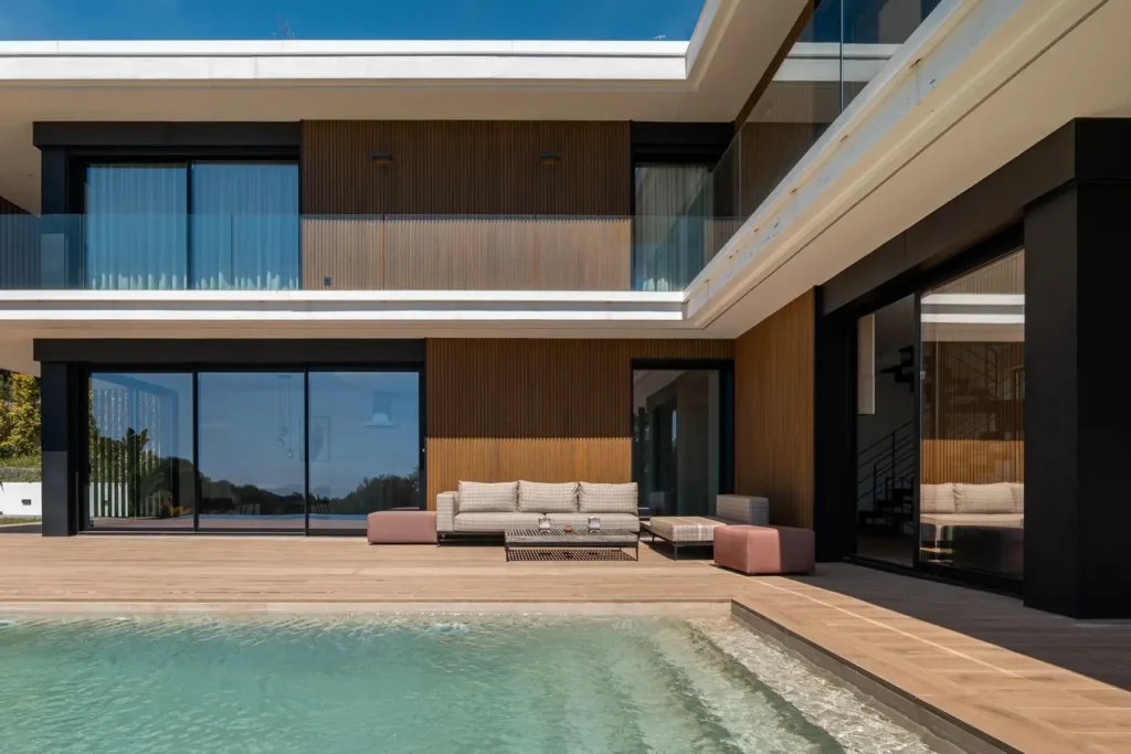 detalle de piscina y zona chill out exterior