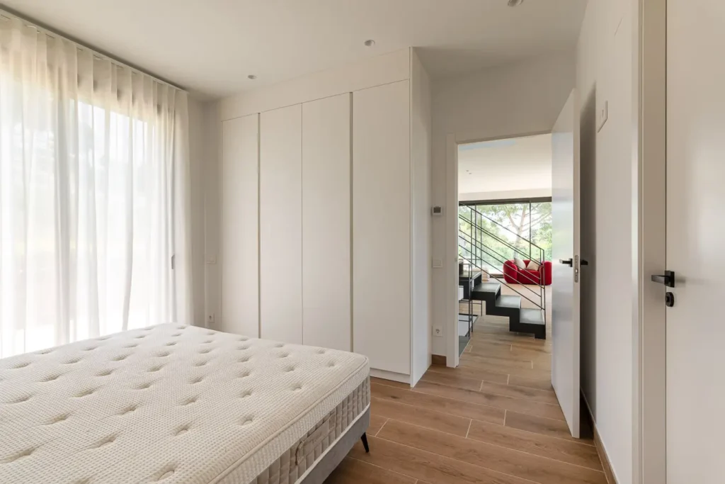 dormitorio luminoso con armarios empotrados blancos