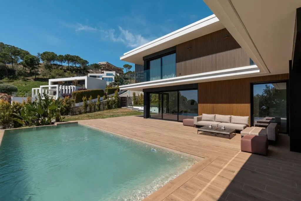 terraza con piscina y fachada de villa moderna