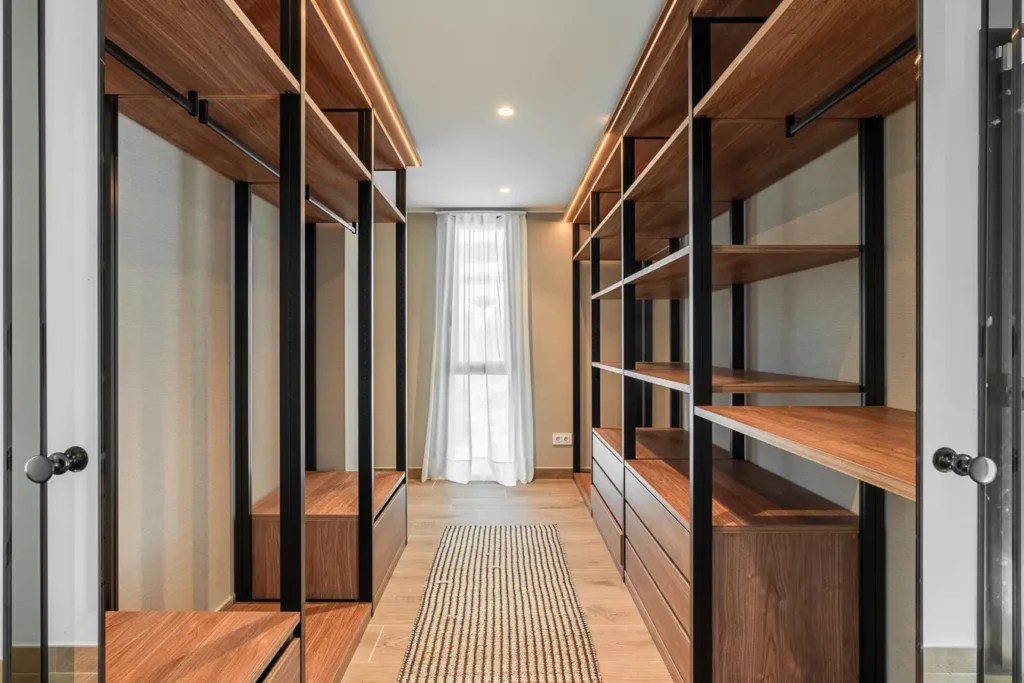 vestidor abierto con estanterias de madera y metal
