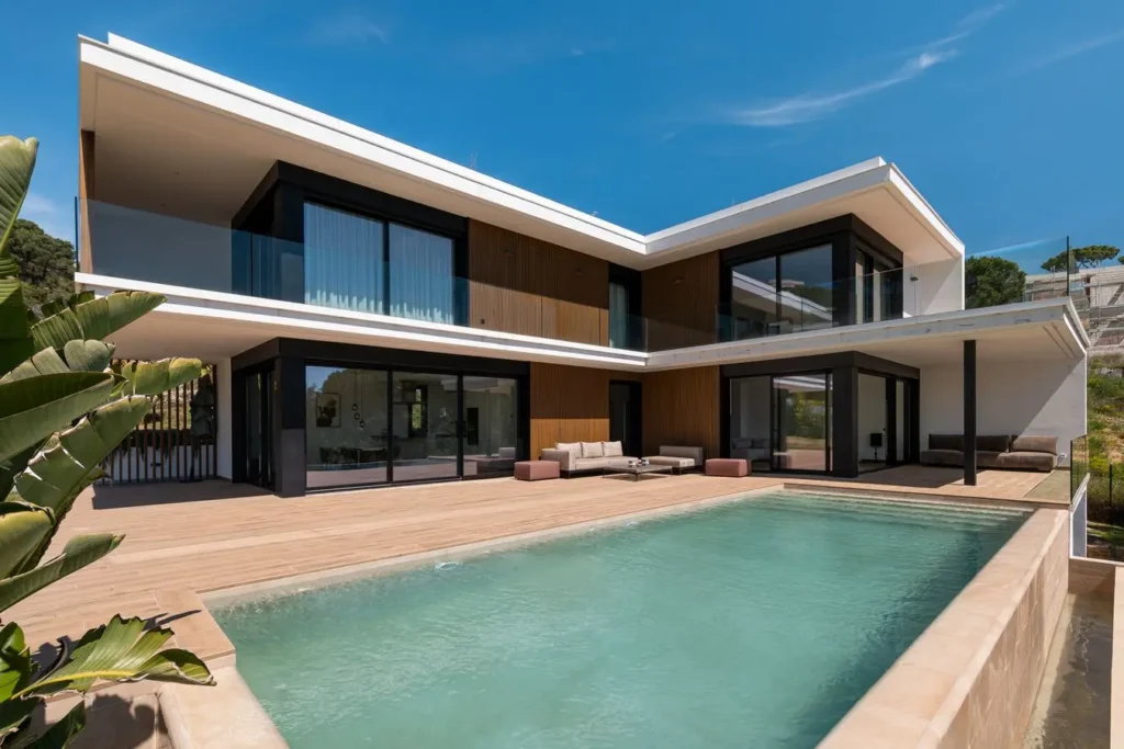 villa de lujo con piscina desbordante y terraza amplia