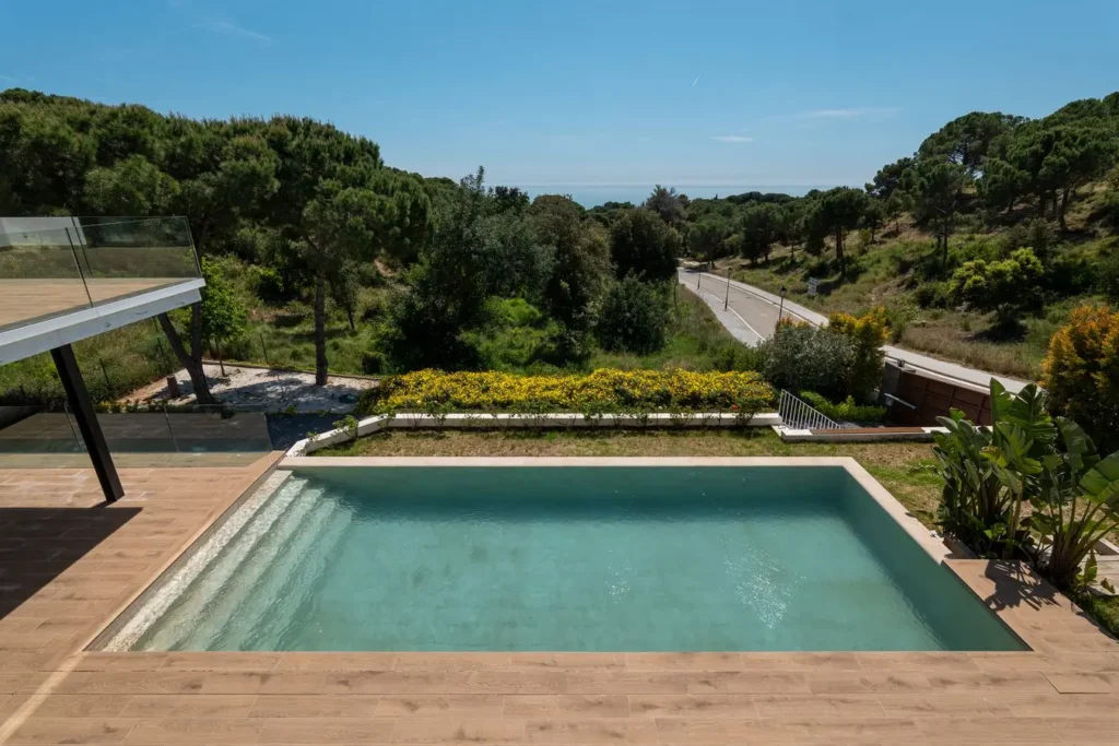 vista superior de piscina privada rodeada de naturaleza