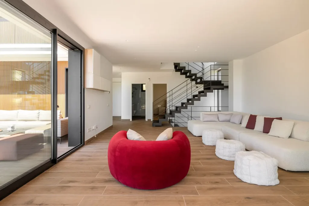 zona de estar con sofa modular y sillon rojo