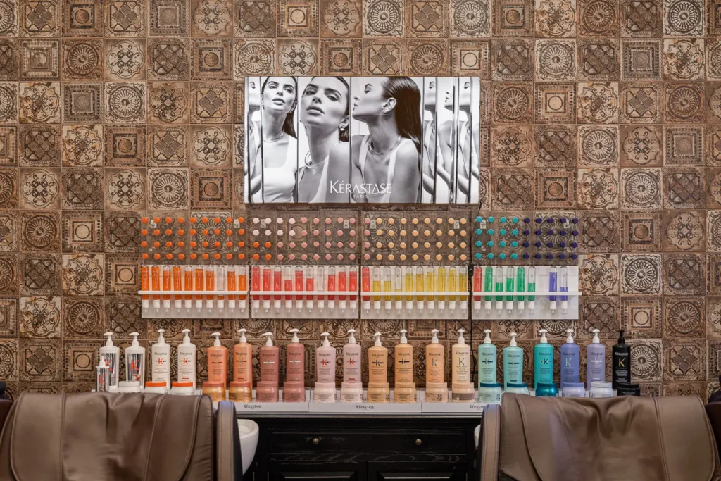 expositor kerastase con productos capilares en peluqueria