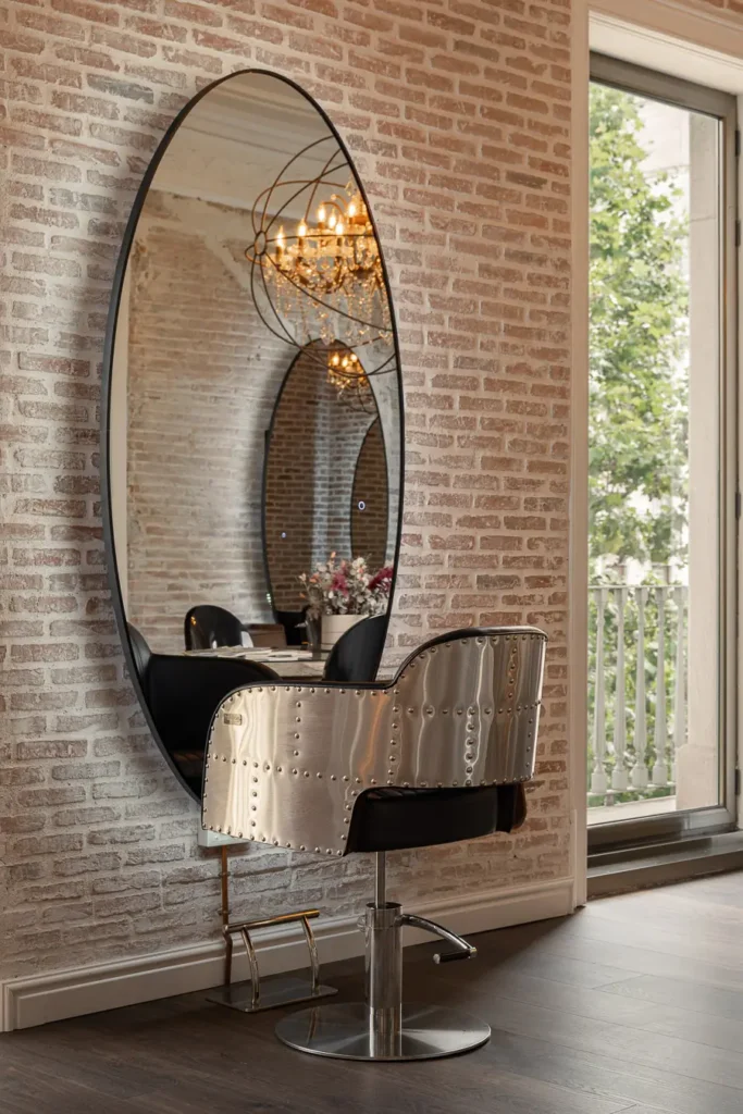 puesto de peluqueria con espejo ovalado y sillon metalico