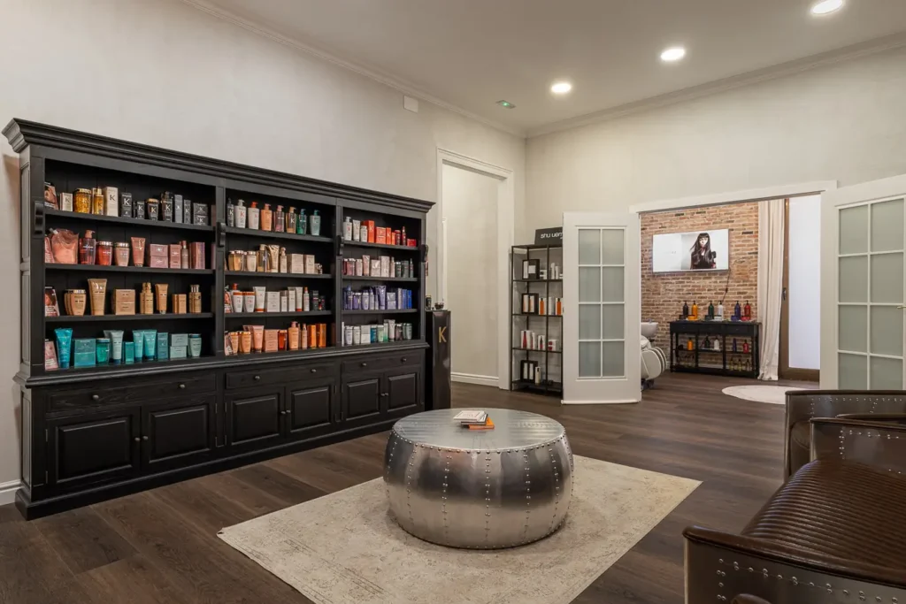 zona de espera de peluqueria con mueble expositor negro